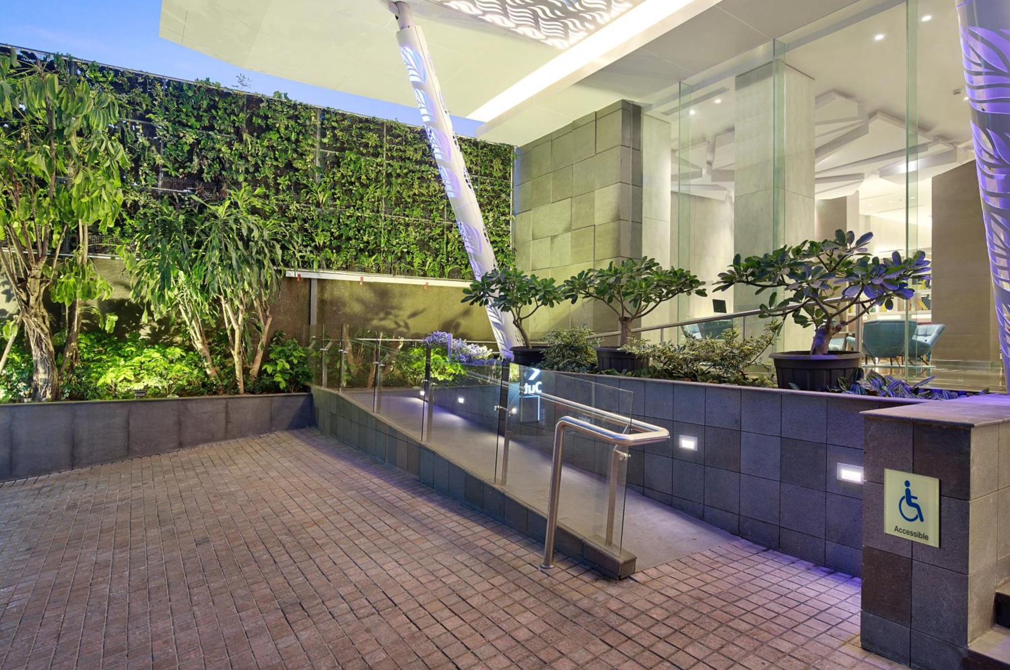 Holiday Inn Express Jakarta Wahid Hasyim By Ihg Exterior foto